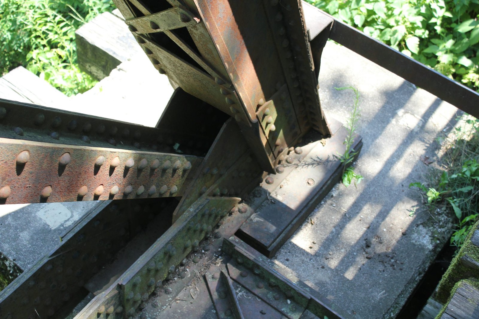 Lower angle connection